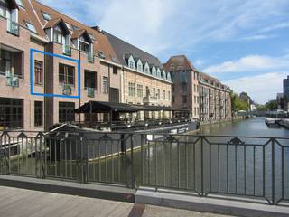 In het "Hof Van Villers" - Erkende Assistentiewoningen in hartje Mechelen - wacht deze aangename flat op een nieuwe eigenaar. Deze residentie, idyllisch gelegen langs de Dijle, staat gekend voor haar uitstekende service en uitgebreid dienstenpakket. In tegenstelling tot veel nieuwbouw assistentiewoningen (die voor hun zorgdiensten vaak beroep doen op externe partners) biedt men hier een INHOUSE personeelsstaf die 24/24 voor iedere bewoner klaarstaat!<br />(voor meer info over de residentie zelf: www.hofvanvillers.be)<br />De flat heeft een bewoonbare opp. van 54m² en is gelegen op de 1e verdieping met een prachtig uitzicht over de Dijle en op de 3 historische woningen "Het Paradijske", "De Duiveltjes" en "Het huis Sint -Jozef" aan de overkant.<br />Indeling : inkomhal, toilet, berging met gaswandketel en plaats voor aansluiting wasmachine + droogkast.<br />Keuken uitgerust met kookplaat, warme luchtoven, afzuigkap, frigo/diepvries (momenteel geen vaatwasser aanwezig)<br />Gezellige leefruimte met mooie parketvloer en overdekt terras met frontaal uitzicht op de Binnendijle.<br />Eén slaapkamer met een annex badkamer bestaande uit een inloopdouche, lavabomeubel en toilet.<br />Gunstige EPC-score van 108 kWh / (m² jaar) OF label B.<br />Minimumleeftijd bewoners is 60 jaar.<br />Kleine huisdieren worden toegelaten in de residentie.<br /><strong>Opgelet: Deze assistentieflat is momenteel verhuurd à 799€/maand. In tegenstelling tot de private huurmarkt kan de eigenaar de huidige bewoner niet opzeggen (zelfs niet voor een eigen bewoning). De flat wordt dus verkocht als investeringseigendom.</strong><br />Het "Hof Van Villers" is bovendien een door de Vlaamse overheid erkende instelling voor assistentieflats, waardoor u als eigenaar wordt <strong>vrijgesteld van het betalen van onroerende voorheffing</strong>.<br />Wenst u meer info of een bezoek ter plaatse?<br />Contacteer ons kantoor via Anne Raets (0471/57 12 13) of stuur een mail naar info@buro14.be.