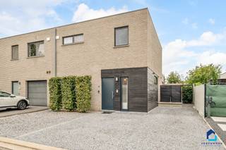 Instapklare halfopen bebouwing met 3 slaapkamers en aangename tuin in Bilzen<br /><br />Op zoek naar een instapklare en energiezuinige woning met een praktische indeling en een uitstekende ligging? Dan is deze verzorgde halfopen bebouwing aan de Steenbeemdlaan 9 in Bilzen beslist het ontdekken waard.<br /><br />De woning geniet van een aangename ligging met winkels, supermarkten, scholen, horeca en sportfaciliteiten in de nabije omgeving. Ook voor ontspanning zit je goed dankzij de vele wandel- en fietsmogelijkheden en de nabijheid van De Kimpel.<br /><br />Daarnaast zijn zowel het station van Bilzen als de E313 vlot bereikbaar, met een goede verbinding naar onder andere Hasselt en Genk.<br /><br />Een woning met ruimte en comfort:<br />Deze verzorgde woning werd gebouwd in 2013 en beschikt over een bewoonbare oppervlakte van 158m², gelegen op een perceel van 2a92ca. Dankzij de doordachte indeling, de recente opfrissingswerken en de verschillende investeringen in comfort en energiezuinigheid is deze woning volledig instapklaar.<br /><br />Indeling gelijkvloers:<br />Inkomhal, apart toilet, aangename & gezellige zitruimte, leefkeuken met eetgedeelte, voorzien van vaatwasser, koelkast en diepvries, microgolfoven, oven en 1,5 spoelbak. Het werkblad is uitgevoerd in laminaat.<br /><br />Verdiep:<br />Nachthal, 3 slaapkamers, badkamer voorzien van bad, douche, dubbele wastafel met meubel en toilet.<br /><br />De gezellige tuin biedt een fijne plek om tot rust te komen, te genieten van zonnige dagen of gezellig samen te zijn met familie en vrienden. Het vergunde tuinhuis zorgt bovendien voor extra bergruimte en is ideaal voor het stallen van fietsen, tuinmateriaal en andere spullen.<br /><br />Extra troeven op een rijtje:<br />• 14 zonnepanelen<br />• Regenwaterput: 7.500L<br />• Airconditioning voorzien in twee slaapkamers en de leefruimte<br />• Videofoon/parlofoon aanwezig<br />• Aluminium ramen met dubbele beglazing & vliegenramen<br />• Verwarming op aardgas<br />• Ventilatiesysteem type D<br /><br />*Vastgoedinfo in aanvraag!<br /><br />Benieuwd naar deze instapklare woning?<br />Bel Ilona op 0477 64 01 17 of mail naar ilona@vercammenwoonprojecten.be voor meer informatie of een bezoek.