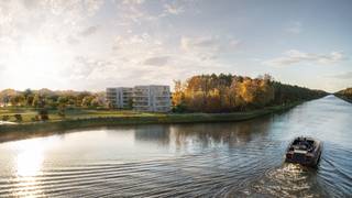 <p>Residentie <strong><em>Blue Barrier</em></strong>: Heerlijk genieten met zicht op <strong>natuur en water</strong> in Lommel:</p>
<p>Prachtig nieuwbouwappartement met één slaapkamer en terras, aan het water.</p>
<p> </p>
<p>Duurzaam en kwaliteitsvol project dat bestaat uit twee stijlvolle en identieke volumes verspreid over de site.</p>
<p>Elke unit telt 18 appartementen en heeft 4 verdiepingen. Van het gelijkvloers tot en met de derde verdieping tref je telkens 4 appartementen aan, op de hoogste verdieping telkens twee penthouses.</p>
<p> </p>
<p>Het project ligt vlak aan het water (Kanaal Bocholt-Herentals). Aan de overzijde ligt een kleinschalige jachthaven en een prachtig natuurgebied. Ideaal om tot rust te komen en de frisse lucht op te snuiven.</p>
<p>Hoewel je hier van de stilte kan genieten, ligt het centrum van Lommel niet veraf en ligt de grens met Nederland op slechts 3,5 kilometer van het project.</p>
<ul><li>54 appartementen</li><li>Unieke locatie met zicht op het water</li><li>Goede verbinding naar Nederland</li><li>Hedendaagse architectuur</li><li>BEN20-appartementen (bijna-energieneutraal)</li><li>Warmtepomp</li></ul>
<p>De residentie is voorzien van:</p>
<p>· Ondergrondse parkings &amp; bergingen</p>
<p>· Ondergrondse fietsenstalling</p>
<p>Graag meer informatie over dit prachtig project?</p>
<p>Maak een afspraak via 011 550 440 of info@eratournier.be</p>