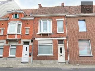 Gezellige RIJWONING in hartje Waregem, bestaande uit : Ruime inkomhal met vestiaire, living in L- vorm en kleine voorplaats, volledig uitgeruste keuken, apart toilet beneden, ruime berging/wasplaats, ruime badkamer met douche, lavabomeubel, ligbad en toilet, 2 slaapkamers op de 1ste verdieping en 1 kamer op de zolderverdieping, kelder, gezellig terras en kleine zonnige stadstuin ;<br /><br />- Gezellige instapklare woning in hartje Waregem;<br />- Op wandelafstand van station en centrum ;<br />- CV op aardgas ;<br />- Instapklaar ;<br />- Mogelijkheid tot het bijhuren van een garage om de hoek ;<br />- Vrij vanaf 01/05/2026 ;<br /><br />==> Voor meer info of een bezoek gelieve ons kantoor te Waregem contacteren op 056/ 60.33.66 ;