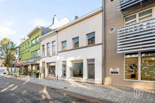 Ruim handelspand met een gevelbreedte van 12 meter op TOPLOCATIE in het centrum van Ronse!Op een commerciële ligging in het centrum van Ronse bevindt zich dit ruime handelspand met tal van mogelijkheden. Dankzij de brede gevel van maar liefst 12 meter en de ligging langs een drukke doorgangsweg geniet het pand van een uitstekende zichtbaarheid voor voorbijgaand verkeer.Met een handelsoppervlakte van 180 m² biedt deze eigendom heel wat mogelijkheden voor diverse commerciële activiteiten, zoals een broodjeszaak, bakkerij, kledingwinkel, speciaalzaak of andere handelsuitbating.INDELING: ruime handelsruimte van 180 m², 2 toiletten, een kelder en een zolder die bijkomende mogelijkheden bieden voor opslag.Het pand beschikt over een totale oppervlakte van 264 m², een grondoppervlakte van 180 m² en een indrukwekkende gevelbreedte van 12,04 meter.De eigendom is te renoveren en biedt daardoor de ideale opportuniteit om de ruimte volledig naar eigen smaak en volgens de noden van jouw handelsactiviteit in te richten.Voor wie is dit pand ideaal?♦ Voor zelfstandigen en ondernemers die op zoek zijn naar een ruime handelsruimte op een zichtbare locatie in het centrum van Ronse.♦ Voor handelaars die willen profiteren van de brede gevel en de passage langs deze commerciële ligging.♦ Voor investeerders die op zoek zijn naar een handelspand met renovatiepotentieel en diverse invullingsmogelijkheden.Bezoek na afspraak met Immo Beguin, jouw vastgoedexpert sinds 2009.✉️ emmy@immobeguin.be