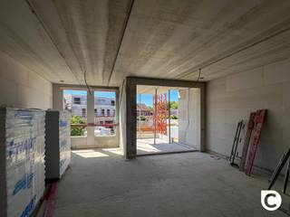 <p><span>In het centrum van Mortsel verrijst het nieuwbouwproject Evergreen!</span></p><p><span> </span></p><p><span>Het project omvat maar liefst 16 energiezuinige, moderne appartementen, verspreid over twee gebouwen rond een ruime en rustige binnentuin.</span><span><br /></span><span>Evergreen is een toonbeeld van duurzaam en comfortabel wonen, waarbij milieuvriendelijke oplossingen centraal staan.</span><span><br /></span><span>Bewoners profiteren hier van een toekomstgerichte leefomgeving die innovatie en leefkwaliteit perfect combineert.</span></p><p><span> </span></p><p><span>Dit appartement met drie slaapkamers en een oppervlakte van ongeveer 110 m² is gelegen op de tweede verdieping van blok A aan de Liersesteenweg 212 in Mortsel.</span></p>