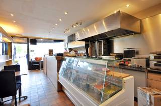 UITSTEKEND GELEGEN HANDELSPAND MET WOONST OP DE GROTE MARKT TE RONSE! Deze horecazaak geniet van een centrale ligging met heel wat passage en tal...