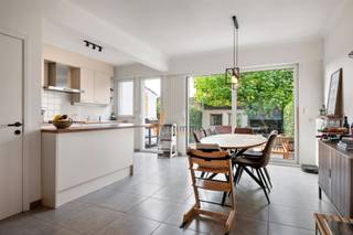 Volledig gerenoveerde rijwoning met zonnig terras, tuinatelier en hedendaags wooncomfortIn het hart van Schoten, op een boogscheut van de kerk,...