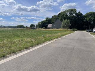 In een groene en rustige verkaveling te Merchtem, aan de Appelkotlaan, bieden wij u deze ruime bouwgrond aan van +/- 07a84ca (LOT 8)Ideaal...