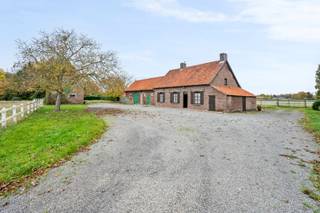 - Rustige ligging met vlotte verbinding: Duivigestraat 14 in de Kapelhoek, Roeselare<br />- Prachtig landelijk verzicht<br />- Perceel van 3.468 m²<br />- Te renoveren hoeve met kelder, zolder en bijgebouwen<br />- EPC: 880 kWh/m²/jaar<br />- Optie tot bijkopen voorliggende bouwgrond<br />- Richtprijs: € 499.000