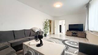 <p>Dit aangename gelijkvloers appartement in de Meylandtlaan te Zolder combineert een praktische indeling met een bijzonder fijne buitenruimte. Met twee slaapkamers, een lichtrijke leefruimte en een eigen terras met koertje en tuintje beschikt het appartement over heel wat troeven.<br /><br /><span></span></p>
<p>De leefruimte is aangenaam ruim en geniet dankzij de grote raampartijen van een mooie natuurlijke lichtinval. Er is plaats voor zowel een gezellige zithoek als een eethoek. Aansluitend bevindt zich de praktische keuken, ingericht met voldoende kastruimte en de nodige toestellen.<br /><br /></p>
<p>Aan de achterzijde vinden we de twee slaapkamers. De badkamer beschikt over een douche, toilet en wastafel. Hier zijn ook de aansluitingen voor een wasruimte voorzien.<br /><br /></p>
<p>Een echte meerwaarde is de buitenruimte. Het appartement beschikt over een eigen terras en tuintje waar je volledig privé kan genieten. Deze buitenruimte heeft bovendien een eigen toegang via het appartement of via de achterzijde. Daarnaast is er ook een gemeenschappelijke tuin beschikbaar.<br /><br /></p>
<p>De ligging aan de Meylandtlaan zorgt voor een uitstekende bereikbaarheid. Zolder- en Heusden-centrum, scholen, winkels en openbaar vervoer bevinden zich vlakbij. Ook de opritten naar de E313/E314 en het klaverblad zijn snel bereikbaar.<br /><br /></p>
<p>Ook de ligging is een grote troef. Vanuit de Meylandtlaan zijn Zolder- en Heusden-centrum, scholen, winkels, openbaar vervoer en de opritten naar de E313/E314 en het klaverblad vlot bereikbaar.<br /><br /><br />Pluspunten:<br />- Gelijkvloers appartement<br />- 2 slaapkamers<br />- Privé tuin + gemeenschappelijke tuin<br />- Lichtrijke leefruimte<br />- Centrale ligging in Boekt<br />- Vlotte verbinding met E313/E314<br />- Winkels, scholen en centrum vlakbij<br /><br /><br />Voor een bezichtiging ter plaatse of meer info, bel ons op 078/78.78.70, of kom gewoon binnen op ons kantoor, steeds welkom!</p>