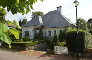 Wenst u een bezoek? Maak dan een afspraak via info@strucutra.be, Tel: 024 60 80 46Welkom in deze prachtige woning in Wemmel, een waar juweeltje...