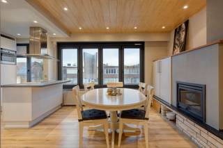 <p>Instapklaar en lichtrijk appartement met een bewoonbare oppervlakte van 78 m², gekenmerkt door een praktische indeling en voldoende opbergruimte. Bij het betreden van het appartement kom je in de inkomhal, die is afgewerkt met ingemaakte kasten (vestiaire ruimte) en toegang biedt tot de verschillende ruimtes. De lichtrijke  en ruime leefruimte, voorzien van gezellige open haard, sluit aan op de open en volledig geïnstalleerde keuken. Keuken voorzien van oven, koelkast, vaatwasser, elektrisch kookvuur en ingemaakte kasten. Verder beschikt het appartement over een badkamer, uitgerust met een toilet, lavabo en douche. Tot slot zijn er twee ruime slaapkamers, waarvan één toegang biedt tot het terras aan de achterzijde. De grootste slaapkamer is bovendien volledig voorzien van ingemaakte kasten, wat zorgt voor extra comfort en opbergruimte. Een absolute troef van dit appartement is het zonnige terras. Dankzij het aanwezige buitenstopcontact beschikt u bovendien over extra gebruiksgemak.</p><p>Extra's:<br />- EPC 156 kWh/m² (B-score) --> geen renovatieverplichting<br />- Elektriciteit conform<br />- Asbestveilig<br />- Nieuwe ramen met rolluiken<br />- Niet gelegen in (mogelijk) overstromingsgevoelig gebied, noch in afgebakend overstromingsgebied of risicozone <br />- Bestemming: woongebied<br />- stedenbouwkundige informatie en maatregelenregister in aanvraag.</p><p>Nabij school, winkels, autosnelweg, openbaar vervoer, etc. Voor meer info ga naar www.coenenvastgoed.be of bel 03/375.82.92.</p>
