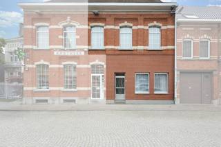 <p>Deze charmante en zeer ruime herenwoning in het centrum van Itterbeek biedt een uitzonderlijke combinatie van authenticiteit, oppervlakte en leuke mogelijkheden.</p><p>De ligging aan het Kerkplein, nabij buslijnen, golf Steenpoel en invalswegen is tevens zeer praktisch.</p><p>Bij het binnenkomen wordt u verwelkomd in de inkomhal met vestiaire ruimte. De leuke leefruimte met zeer hoge plafonds sluit aan op de keuken achteraan de woning. Op gelijkvloerse verdieping is er ook één apart toilet terug te vinden.<br />Vanuit de keuken heeft u rechtstreeks toegang tot het terras en het tuintje.</p><p>Een van de grote troeven van deze woning is de ruime garage in de tuinzone, dit bijgebouw is geschikt als garage, hobbyruimte, atelier, opslag of andere. Het is met een wagen bereikbaar langsheen een recht van doorgang, zeer praktisch.</p><p>Op de eerste verdieping bevinden zich drie volwaardige slaapkamers en een badkamer. De kamers bieden voldoende ruimte voor een gezin, een thuiskantoor of logeerkamer.<br />De kamers zijn zeer ruim en kunnen mits renovatie perfect herverdeeld worden. </p><p>De zolderverdieping, bereikbaar via een vaste trap, biedt nog tal van mogelijkheden. Deze ruimte kan volledig naar eigen wens ingericht worden als extra slaapkamers, een bijkomende badkamer, hobbyruimte of extra stockageruimte.</p><p>Daarnaast beschikt de woning over verschillende charmante kelders, die de authenticiteit en historiek van deze eigendom ademen.</p><p>Opfrissingswerken zijn vereist om de woning volledig naar eigen smaak en hedendaags comfort af te werken. Momenteel is er geen centrale verwarming aanwezig.</p><p>Bent u op zoek naar een karaktervolle herenwoning met tuin en garage in Itterbeek, dan is dit pand absoluut een bezoek waard.</p>