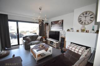 Ruim duplex-appartement met 3 slaapkamers, garage en zonnig terras! <br />Op zoek naar een ruim en lichtrijk appartement? Dit duplex-appartement van maar liefst 155 m² biedt alle comfort en ruimte die je nodig hebt.<br />Bij het binnenkomen word je verwelkomd in een inkomhal met vestiaire en apart gastentoilet. De ruime leef- en eetruimte sluit aan op een groot zuidgericht terras van 14 m² met zonneluifel, waar je heerlijk kan genieten van de zon. Verder beschikt het appartement over een grote keuken en een praktische berging/wasplaats.<br />Op de duplexverdieping bevindt zich de nachthal met 3 ruime slaapkamers (19 m², 15 m² en 15 m²) en een badkamer met ligbad, douchescherm en toilet. Via een valtrap in de nachthal bereik je bovendien een ruime bergzolder, ideaal voor extra opslag. Conforme elektrische installatie.<br />Extra troeven:<br />✔ Garage inbegrepen<br />✔ Kelderberging<br />✔ Zuidgericht terras<br />✔ Veel ruimte en praktische indeling<br />✔ Conforme elektriciteit<br />✔ Zonneluifel<br />EPC: 211 kWh/m²/j – Energielabel C<br />UC: 3811709-RES-1<br />📞 Interesse of een bezoek plannen?<br />Bel 052/52.05.05 voor meer info of een plaatsbezoek.