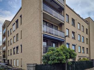 <p><span>Ligging:</span></p><p><span> </span></p><p><span>Verzorgd en recent appartement op de 2de verdieping van een gebouw met lift gelegen in een aangename en kindvriendelijke woonwijk. Op korte afstand zijn er winkels, supermarkten, cholen, horeca en toegang tot het openbaar vervoer en op wandelafstand bevindt zich het groendomein Rivierenhof.</span></p><p><span> </span></p><p><span>Indeling:</span></p><p><span> </span></p><p><span>Inkomhal met vestiaire-nis, lichte woonkamer met breed schuifraam naar het terras (aan de zuidkant en achterkant van het gebouw), ingerichte keuken met aansluitend een praktische bijkeuken (met plaat/aansluiting voor een wasmachine), badkamer met douche, apart toilet en 2 ruime slaapkamers. in de kelder van het gebouw zijn er 2 bergingen beschikbaar.</span></p><p><span>Aan de ingang van het gebouw is er een overdekte autostaanplaats (+ € 24.000) en achter het gebouw is er (optioneel) een garagebox beschikbaar (+ € 29.000).</span></p><p><span> </span></p><p><span>Technische kenmerken:</span></p><p><span> </span></p><p><span>EPC Label B (geen renovatieplicht), aluminium ramen met dubbele beglazing, individuele CV op aardgas (Vaillant combi-ketel)</span></p>