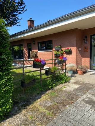 <p>Deze instapklare, volledig gemoderniseerde villa(alles vernieuwd in 2020!) combineert een uiterst praktische indeling met een stijlvolle afwerking en hedendaags wooncomfort.<br />Bij binnenkomst word je verwelkomd in de mooie inkomhal die toegang geeft tot het gastentoilet. De ruime leefruimte baadt in het licht en is afgewerkt met een hoogwaardige vloer en een gezellige kachel — een ideale plek om meteen een warm thuisgevoel te creëren.<br />Aansluitend bevindt zich de open, volledig vernieuwde keuken, uitgerust met een kwalitatief AGA-fornuis, kookeiland en voldoende werk- en opbergruimte. Vanuit de leefruimte heb je bovendien directe toegang tot een lichtrijk bureau, perfect voor thuiswerk of studie. Ook een aparte wasruimte is voorzien, wat het wooncomfort nog verhoogt.<br />De woning beschikt over drie volwaardige slaapkamers, elk voorzien van rolluiken voor optimale privacy en comfort. De tweede slaapkamer heeft een eigen en-suite badkamer met douche, lavabo en toilet. Daarnaast is er nog een tweede volledig vernieuwde badkamer, uitgerust met ligbad, douche, toilet en dubbele lavabo.<br />Buiten geniet je van een ruime oprit met plaats voor meerdere wagens. De tot in de puntjes afgewerkte woning is verder voorzien van  dubbele beglazing en een conforme elektriciteitskeuring.<br />Tot slot werd in 2020 het dak volledig vernieuwd en werd werkelijk alles volledig aangepakt (muren, dak, leidingen, riolering, ramen) waardoor deze woning zorgeloos en toekomstbestendig is.<br />maak nu een afspraak voor één van onze eerste bezoekmomenten</p>