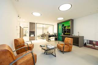 <p><span>Immeuble commercial/bureau superbement situé</span></p><p><span> </span></p><p><span>Immeuble commercial ou bureau luxueusement meublé sur un emplacement commercial dans le centre de Brasschaat. Ce bel immeuble a été achevé en 2017 et dispose d'une salle d'attente, de trois ou quatre espaces de bureaux fermés, de nombreux espaces de travail flexibles, d'une cuisine équipée avec salle de réunion, de 2 toilettes séparées, d'un local de stockage, d'un local à vélos et d'une entrée/sortie supplémentaire à l'arrière.</span></p><p><span>Les meilleurs matériaux ont été choisis : sol coulé, chauffage individuel au sol au gaz naturel, alarme, local sécurisé avec verre armé, porte d'entrée/de sortie sécurisée avec fermeture à 6 points, électronique, éclairage hyper moderne, système de ventilation D et les normes d'isolation ont été respectées.</span></p><p><span>Atouts supplémentaires : design hyper moderne, label EPC A, prêt à habiter, 145 m², 2ème entrée/sortie par les Champs du Purgatoire, faibles charges communes (50 euros), local à vélos et nombreux parkings dans le quartier. Plus d'informations : www.immogy.be</span></p>