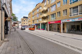 Centraal gelegen handelspand of service kantoor in een recent gerenoveerd gebouw. <br />Alle faciliteiten aanwezig (inkom, winkel of landschaps kantoor, afgesloten kantoor, berging, kitchenette en buitenruimte)<br />totale oppervlakte: 210 m²