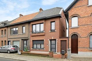 BEZOEKMOMENT WOENSDAG 25/02 VAN 16U TOT 18U. SCHRIJF JE IN VIA ONZE WEBSITE.In Vrasene bevindt zich deze ruime halfopen bebouwing met maar liefst 4...