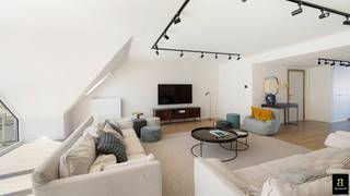 Dit verzorgde en volledig gemeubelde appartement combineert comfort, ruimte en een uitstekende ligging. Dankzij de uitstekende ligging bevindt u zich op korte wandelafstand van het strand en de Zeedijk. Winkels, restaurants en andere voorzieningen bevinden zich in de directe omgeving, waardoor u optimaal kunt genieten van alles wat Knokke te bieden heeft.<br /><br />Het appartement beschikt over een lichtrijke leefruimte met een open, volledig uitgeruste keuken, voorzien van alle nodige toestellen. Dankzij de praktische indeling vormt dit de ideale plek om samen te koken, te ontspannen of gasten te ontvangen. Er zijn 4 volwaardige slaapkamers met telkens een dubbel bed aanwezig. Daarnaast zijn er drie volwaardige badkamers, wat zorgt voor extra comfort voor gezinnen of meerdere bewoners. Verder is het appartement uitgerust met zowel een wasmachine als een droogkast. Vanuit het appartement geniet u van een mooi zeezicht, een extra troef die elke dag een vakantiegevoel creëert.<br /><br />Dit appartement wordt volledig gemeubeld verkocht en is daardoor onmiddellijk klaar voor eigen gebruik, als tweede verblijf of als interessante investering.<br />Interesse of wenst u meer informatie? Neem gerust contact met ons op. Wij beantwoorden graag al uw vragen en plannen met plezier een bezichtiging in.