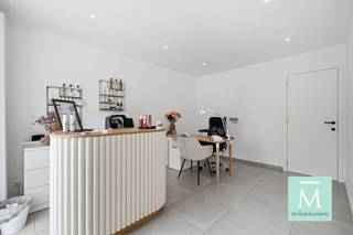 <p><span>Goed gelegen handelsruimte te Sint-Katelijne-Waver/Mechelen</span></p><p><span>Op een uitstekende locatie aan een toegangsweg richting Mechelen vind je deze mooie handelsruimte die de mogelijkheid biedt aan verscheidene soorten handelsactiviteiten. Je beschikt met deze locatie over veel passage en voldoende publieke parkeermogelijkheden in de onmiddellijke nabijheid om jouw zaak tot een echt succesverhaal uit te bouwen.</span></p><p><span>De handelszaak was in het verleden een broodjeszaak en bestond uit een open (verbruiks)ruimte met bereidingstoog, een achterliggende verwerkingsruimte/berging en sanitair. </span></p><p><span>Momenteel wordt de zaak uitgebaad als beautysalon.</span></p><p><span>De zaak is gevestigd in een recent gebouw uit 2019 met een zeer nette uitstraling.</span></p><p><span>Geïnteresseerd om hier je handelszaak uit te baten? Contacteer ons dan op 015/20.20.82 of <span>info@demakelaardij.be</span></span><span> voor meer info of voor een bezoek ter plaatse!</span></p>