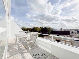 <p>Ruim en lichtrijk loftstijl appartement (110 m²) met 2 slaapkamers en zonneterras, gelegen in het pittoreske 'Oude Knokke', met panoramisch uitzicht over het hinterland.</p>
<p>Dit exclusieve appartement wordt gekenmerkt door zijn overvloedige lichtinval door de grote raampartijen en biedt een inkomhal, een ruime leefruimte met zithoek, en een volledig ingerichte open keuken. Aansluitend aan de keuken bevindt zich een praktische berging met aansluiting voor wasmachine en droogkast.</p>
<p>Het appartement beschikt verder over twee volwaardige slaapkamers, een badkamer met ligbad/douche, en een apart gastentoilet. Het prachtige zonneterras biedt een fenomenaal uitzicht. Daarnaast beschikt het gebouw over een gemeenschappelijke fietsenberging en een privatieve kelder.<br /><br /><span>Mogelijkheid tot aankoop van een autostaanplaats/garagebox in de nabije omgeving!<br />Maatregelenregister in aanvraag.<br /></span>Het appartement ondergaat momenteel renovatiewerken.<br /><br />Aarzel niet om ons te contacteren voor meer informatie: tel. : 050 62 44 14 of via knokke@immax.be</p>