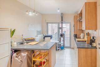 Dit recent appartement omvat 2 slaapkamers aan de achterkant van het gebouw, badkamer voorzien van alle comfort, een apart toilet, leefruimte met aansluitend een ingerichte open keuken, bergruimte met aansluiting voor wasmachine en droogkast en terras aan de voorzijde. <br /><br />Door de centrale ligging zijn invalswegen scholen winkels en openbaar vervoer vlakbij! <br />Provisie gemeenschappelijke kosten: € 50/maand<br />Beschikbaar vanaf: 1 januari 2026!