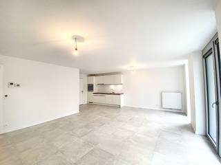 <p><span>COMFORTABEL APP MET 2 SLKS, TERRAS &amp; AUTOSTAANPLAATS</span></p><p><span> </span></p><p><span>In Sint-Niklaas treffen wij residentie 't Fineer aan. Een toplocatie voor wie wil genieten van het leven in hartje Waasland. Wij bevinden ons op enkele minuten van het station, de markt, verschillende scholen, supermarkten, ... Kortom ideaal voor wie optimaal van het stadsleven wil genieten. </span></p><p><span> </span></p><p><span>Het appartement bevindt zich op de eerste verdieping. Wij betreden het appartement  via de inkomhal en verplaatsen ons meteen naar de leefruimte bestaande uit een zithoek, een eethoek en een volledig uitgeruste keuken met aanpalend een berging/wasplaats. Het aangename terras met een zuidelijke oriëntatie is de perfecte uitbreiding van de woonkamer. Terug in het appartement verplaatsen wij ons opnieuw naar de inkomhal die ons toegang geeft tot een afzonderlijk toilet, de badkamer en twee slaapkamers. </span></p><p><span> </span></p><p><span>Nadat wij het appartement hebben ontdekt verplaatsen wij ons naar de kelderverdieping waar wij een autostaanplaats aantreffen en een privatieve kelderberging. </span></p><p><span> </span></p><p><span>Nieuwsgierig om dit centraal gelegen appartement te ontdekken? Vraag snel een bezichtiging aan via <span>info@pillar.estate</span></span><span> of 033 695 695.</span></p><p><span><br />Opgelet: Dit pand wordt enkel verhuurd voor korte duur (huurovereenkomst voor 1 jaar).<br />Deze gegevens zijn louter ter informatieve titel. De vermelde oppervlaktes zijn slechts een indicatie. Pillar kan niet verantwoordelijk gesteld worden voor de juistheid van de aan haar verstrekte gegevens. </span></p><p><span> </span></p>