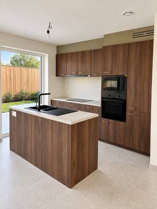 <strong>Nieuwbouwwoningen te koop te Ieper</strong><br /><br />“DE VLOEI” Lot 130<br /><br />Nieuwbouwwoning met tuin !<br /><br />Duurzame 3 slaapkamer woning voorzien van warmtepomp, vloerverwarming, ventilatiesysteem D en zonnepanelen.<br />E-peil 20 !<br /><br />Volledige afwerking : Keuken, vloerafwerking beneden en boven, terras, tuin, ...<br /><br />Woning voorzien van :<br />* inkomhal, vestiaire , toilet<br />* lichtrijke leefruimte<br />* Ruime open keuken <br />* Wasplaats <br />* Tuin met tuinberging<br /><br />Verdieping :<br />* 3 slaapkamers<br />* Badkamer (dubbel meubel, inloopdouche , bad , toilet)<br />* Bovenberging<br /><br />E-peil max 20 !<br /><br />Neem contact voor een bezoek via 051 21 11 11 of matias@imfiro.be