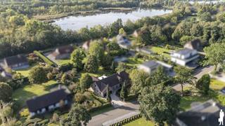 <strong>Woning in villawijk, uitzonderlijk rustig gelegen aan het uiteinde / rand van de 'Bloemenwijk' Retie, met natuur rondom nabij de Postelbossen, Goorvijver en diverse wandel- en fietsroutes (o.a. Ronde Put, Watering). De uiterst gunstig gelegen woning met o.a. 3 benedenslaapkamers, 3 bovenslaapkamers, riante zolderverdieping en uiterst sfeervolle leefruimte, diepe natuurtuin, badkamer op zowel de gelijkvloerse als op de eerste verdieping en gelegen in één van de meest rustige straten in de statige villawijk 'Bloemenwijk' nabij de Nederlandse grens. Het geheel ligt op een perceel van 1.884m², rustig gelegen nabij centra Dessel, Retie en Arendonk, vlakbij Postel richting Nederland; bovenop middenin de natuur. De woning van bj. 1987 wordt gekenmerkt door ruimtelijkheid en kwaliteitsmaterialen, gericht op een langere levensduur voor eigen (jarenlange) bewoning. De woning is levensloopbestendig en o.a. voorzien van zonnepanelen, dubbele beglazing en buitenschrijnwerk in hardhout. Het natuurtuingeheel op zuiden biedt schaduw door enkele majestueuze boompartijen en privacy door hoge heggen en heesters.</strong><br /><br /><strong>Nabij Nederlandse grens en alle voorzieningen in centrum Retie; bovendien op enkele minuten van snelweg E34. De woning is instapklaar, energiezuinig (EPC-score van 248 kWh/m²/jaar (label C)) en asbestveilig.<br /><br /></strong><span>Gelijkvloerse verdieping</span>:<br />Via de inkomhal met vestiairedeel en gastentoilet heeft u toegang tot de woonkamer en de benedennachthal. De ruime leefruimte draagt een open en uiterst sfeervolle stemming uit. Deze woonkamer is verdeeld in een eetgedeelte, een salon en een zithoek met houthaard en bibliotheekdeel. Zij geniet van veel natuurlijk daglicht door de grote raampartijen en het rechtstreekse uitzicht op (en toegang tot) de parktuin. De aangrenzende keuken is praktisch, ingericht, bovenop erg ruim en volledig geïnstalleerd met kwaliteitstoestellen (o.a. Bosch, Novy en Miele; vaatwasmachine, elektrisch vuur, ijskast, oven, etc.). Er is legio kast- en schuifruimte en een gezellige ontbijthoek.<br /><br />Via de achterhal (mudroom) met aansluiting voor o.a. wasmachine en nutsvoorzieningen is het buitenterrasgedeelte te bereiken. Er is verder een ruime, koele berging aan het einde van deze hal. Deze ruimte kan ook gebruikt worden als tuinkamer of voor opslag van fietsen.<br /><br /><span>Beneden- en bovenverdiep; slaapvertrekken</span>:<br />De woning beschikt boven bijkomend over een heus <span>beneden</span>slaapkamergedeelte (3 slaapkamers waarvan 1 gebruikt wordt als thuiskantoorruime en een vernieuwde badkamer met inloopdouche, toilet en dubbel lavabomeubel). <span>Boven </span>bevinden zich 3 slaapkamers en tevens een douchekamer. Er is verder een riante zolderkamer (maar liefst 102m²) die desgevallend eenvoudig kan worden omgevormd tot multifunctionele ruimte (hobbykamer, praktijkruimte, etc.).<br /><br /><span>Buitenruimte / natuurtuin & kelder</span>:<br />De woning is voorzien van kruipkelder. Zij heeft verder een oprit die leidt tot een garage (2 standplaatsen) en een riante parktuin achteraan. Het ruime terras met zonneluifel biedt luwte en geeft uit op de private tuin op het zuiden, die op zijn beurt enorm natuurlijk en sfeervol aanvoelt.<br /><br />In de natuurtuin bevinden zich legio heggen en heesters en enkele grote bomen. Er zijn verschillende zonnehoeken en schaduwterrassen.<br /><br /><span>Bijzonderheden</span>:<br />- EPC van 248 kWh/m²/jaar; <strong>LABEL C</strong><br />- Buitenschrijnwerk in hardhout + dubbel glas<br />- <strong>Zonnepanelen </strong>en recente gascondensatieketel<br />- Bewoonbare opp. van ca. <strong>354 m²</strong> <br />- Zeer gunstige ligging: rustig en natuurlijk<strong><br /></strong>