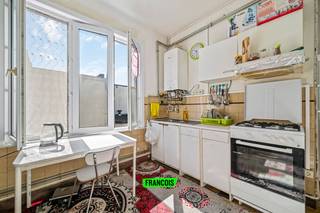 Op een bijzonder aangename locatie, vlakbij zowel het centrum als de zee, bevindt zich dit ruim appartement met een bewoonbare oppervlakte van ca. 155 m². Dankzij de centrale ligging geniet u hier van een uitstekende bereikbaarheid, winkels en openbaar vervoer in de nabije omgeving, en bent u bovendien op korte afstand van het strand.<br /><br />Indeling:<br /><br />Bij het betreden van het appartement komt u in de woonkamer, die bestaat uit een gezellige salonruimte vooraan en een eetplaats. Aansluitend bevindt zich een semi-ingerichte keuken. Verder is er een apart toilet en een douchekamer. Het appartement beschikt daarnaast over twee volwaardige slaapkamers.<br /><br />Het appartement op de tweede verdieping is samen met het dak-verdiep waar nog 2 slaapkamers zijn en een extra badkamer. <br /><br />Extra informatie:<br /><br /><ul><li>Bewoonbare oppervlakte: ca. 155 m²<br /><br /></li><li>Momenteel verhuurd aan €771 / maand<br /><br /></li><li>EPC: 327 kWh/m² jaar<br /><br />Interessant investeringspand dankzij de bestaande huurovereenkomst<br /><br />Dit appartement combineert ruimte, een praktische indeling en een uitstekende ligging nabij stad en zee, waardoor het zowel voor investeerders als toekomstige bewoners een interessante opportuniteit vormt.<br /><br />Interesse? Neem gerust contact op voor meer informatie of een bezoek.</li></ul>