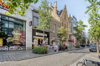 Local commercial à vendre d'environ 90 m² avec un étage supérieur dans l'Ooststraat à Roeselare.<br /><br />Le bâtiment commercial est situé dans la principale rue commerçante de Roulers, près de la gare et de magasins tels que Kruidvat, Zeeman, Bel Chicken,... À quelques pas de la Grote Markt de Roeselare et des restaurants de Stationsplein. <br /><br />Largeur de façade d'environ 5 m.<br /><br />Étage supérieur avec possibilité de rangement.<br /><br />Equipé d'installations sanitaires et d'une kitchenette. <br /><br />La propriété commerciale est immédiatement disponible. La reprise du magasin de vêtements rentable est également négociable. <br /><br />Ce bâtiment peut être soumis à l'obligation de rénovation imposée par le gouvernement flamand pour les bâtiments non résidentiels. Pour plus d'informations, consultez le site web de l'Agence flamande de l'énergie et du climat à l'adresse https://www.energiesparen.be/nr/renovatieverplichting.<br /><br />Vous recherchez un bien commercial composé d'un bien commercial à vendre à Roeselare ? N'hésitez pas à nous contacter au 051 21 22 23.<br /><br />Registre des mesures: non