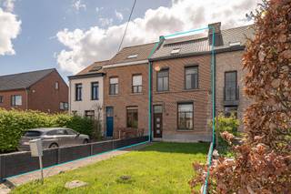 <p><strong>Doodlopend gelegen woning (189m²) met 4 slk’s en zuid gerichte tuin.</strong></p>
<p><strong>BEKIJK ZEKER ONZE (VIRTUELE) GRONDPLANNEN EN ATTESTEN VOOR DE INDELING EN EXTRA INFORMATIE.</strong></p>
<p><strong>ALGEMENE KENMERKEN:</strong></p>
<ul>
<li>Charmante woning in een rustige straat te Mechelen</li>
<li>Goed onderhouden gezinswoning met een bewoonbare oppervlakte van 189 m².</li>
<li>Tal van kwalitatieve renovaties uitgevoerd tussen 2016 en 2023: dak, keuken, ramen, zonnepanelen, vloeren, cv ketel, elektriciteit, rolluiken en het terras</li>
<li>Zuid gerichte en omheinde tuin met terras, tuinberging en carport</li>
<li>Gelegen nabij winkels, scholen, openbaar vervoer en de E19/A12, met een vlotte verbinding naar Antwerpen en Brussel</li>
</ul>
<p><strong>TECHNISCHE KENMERKEN:</strong></p>
<ul>
<li>Gunstige EPC-score: 171 kWh/(m²/jaar) – Label B</li>
<li>Elektrische installatie conform AREI</li>
<li>Niet-asbestveilig (1 cementbuis)</li>
<li>Verwarming op aardgas via radiatoren</li>
<li>Elektrische rolluiken</li>
<li>12 zonnepanelen – 5.000 wp</li>
<li>Kelder van ca. 20m²</li>
</ul>
<p><strong>INDELING:</strong></p>
<p><u>Gelijkvloers:</u></p>
<ul>
<li>Inkomhal</li>
<li>Gezellige en lichtrijke leefruimte/eetkamer</li>
<li>Open keuken</li>
<li>Wasplaats en toilet</li>
<li>Veranda</li>
</ul>
<p><u>Eerste verdieping:</u></p>
<ul>
<li>Master bedroom (23 m²)</li>
<li>Tweede slaapkamer (11 m²)</li>
<li>Badkamer met ligbad en dubbele lavabo (11 m²)</li>
<li>Apart toilet</li>
</ul>
<p><u>Tweede verdieping:</u></p>
<ul>
<li>Twee ruime slaapkamers (23 m² en 17 m²)</li>
</ul>