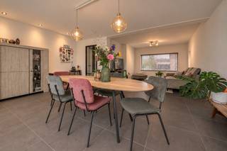 In de Geeststraat, in het groene en landelijke Moerzeke, vinden we deze volledig vernieuwde, energiezuinige en instapklare woning met tuin terug.<br />De gelijkvloerse verdieping biedt een ruime, open leefruimte met gezellige zit- en eetplaats, aansluitend op de moderne, volledig uitgeruste keuken. De grote raampartijen zorgen voor veel natuurlijk licht en een aangenaam contact met de tuin. Verder zijn er een praktische was-/bergruimte en een apart toilet.<br />Op de verdieping bevinden zich 2 slaapkamers en een stijlvolle badkamer met dubbel lavabomeubel, inloopdouche en ligbad. De zolderverdieping biedt bijkomend potentieel en kan verder worden ingericht als extra slaapkamer, bureau, hobbyruimte of polyvalente ruimte. Bovendien is er een volledige ingerichte en droge kelder. <br />Buiten beschikt de woning over een tuin, eigen oprit en een bijgebouw. Een ideale thuis voor wie comfortabel en instapklaar wil wonen in een rustige, landelijke omgeving, met tegelijk nog ruimte om de woning verder naar eigen wensen in te vullen.<br /><u>Troeven:</u><br />Vloerverwarming op de gelijkvloerse verdieping<br />Zonneboiler<br />Volledig uitgeruste keuken<br />Groene en rustige ligging<br /><u>Verplichte vermeldingen</u><br />Elektrische keuring: <strong>conform volgens het AREI.</strong><br /><strong>EPC label A, </strong>99 kWh (m2 jaar) (GEEN renovatieplicht), <strong>178m2 bruto bewoonbare oppervlakte</strong> volgens het EPC. <br />Stedenbouw: in aanvraag ; woongebied, geen verkavelingsvergunning, geen rechtelijke herstelmaatregel of bestuurlijke maatregel, geen overstromingsgevoeligheid: P- score: A, G- score: A. Niet-Asbestveilig: dit gaat over een drainagebuis in de kleder die 'zorgvuldig dient beheerd te worden' en 1 rookgaskanaal in asbestcement dat dient 'verwijderd' te worden, deze valt onder de mijlpaal van 2034.<br /><strong>Mis deze niet en meld je aan voor een persoonlijke rondleiding via taghnee@ocvastgoed.be of via +32 475 42 89 58.</strong><br />
