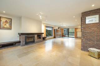 Deze op te frissen woning in het groene Schilde met magazijn is ideaal voor wie wonen en werken wil combineren.GELIJKVLOERSDe inkomhal van 15m² op...