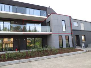 Modern lichtrijk appartement gelegen dichtbij het centrum van Zottegem én in een groene, residentiële omgeving. Het appartement omvat een inkom, leefruimte met open keuken, ruim terras, afzonderlijke berging, afzonderlijk toilet, 2 slaapkamers en een badkamer met dubbele lavabo en douche. Voorzien van alle moderne comfort waaronder vloerverwarming. Er is eveneens een ruime ondergrondse garage voor 1 auto beschikbaar (in de huurprijs inbegrepen). Totale oppervlakte van het appartement is 110m². De algemene kosten bovenop de huurprijs bedragen 100€. Het bedrag van 100€ stemt overeen met de werkelijke kosten. Beschikbaar vanaf 1 oktober 2026. Geen Immo kantoren aub