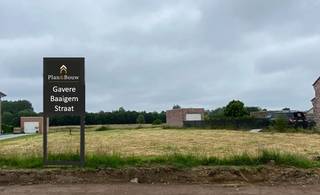 Ontdek deze prachtige halfopen bebouwing op een royaal perceel van 650 m², gelegen in de Baaigemstraat te Gavere. Geniet van een mooie ligging met een schitterend uitzicht, ideaal voor wie houdt van rust en een landelijke omgeving.<br />De woning biedt op het gelijkvloers een bureau, een open keuken met berging, een apart toilet en een ruime leefruimte. Boven zijn er 3 ruime slaapkamers, waarvan 1 met dressing, een badkamer en een apart toilet. De polyvalente zolder, toegankelijk via een vaste trap, biedt extra mogelijkheden.<br />Deze woning combineert ruimte en sereniteit, perfect voor gezinnen of liefhebbers van het platteland. Prijs op aanvraag.<br />Neem vandaag nog contact op voor meer info of een bezoek ter plaatse!