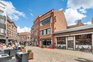 Commercieel uitstekend gelegen handelshuis aan de Grote Markt van Tongeren bestaande uit een handelsruimte + prachtig gerenoveerd duplex appartement met een Hammam, 2 sauna's en 2 terrassen. Het handelspand ligt in het centrum, temidden verschillende horecazaken en handelsuitbatingen zoals o.a. Hema, Standaard Boekenhandel, Hunkemöller, Riverwoods.... Ruime parkeergelegenheid in de nabije omgeving. Perceel is 1a02ca groot. Het gebouw is voorzien van een lift + HR beglazing, ALU. CV op mazout. Kelder aanwezig.<br /><br />INDELING COMMERCIELE RUIMTE (ong. 252 m²): Handelsruimte voorzien van inbouwkasten en toonbank; Praktijkruimte voorzien van inbouwkasten met werktablet en lavabo met kraan; Geïnstalleerde keuken voorzien van ingebouwde vaatwasser (Siemens) en ingebouwde frigo (Siemens); Apart toilet.<br />Airco aanwezig.<br />E-Label: B - GEEN renovatieverplichting. <br /><br />INDELING WOONGEDEELTE (ong. 148m²) - EERSTE NIVEAU: Hall; Verschillende ontspanningsruimtes zoals een Hammamsauna afgewerkt met tegels en mozaïektegels; Finse sauna en Infraroodsauna; Doucheruimte afgewerkt met tegels en mozaïektegels; Apart toilet; Ruime (slaap)kamer voorzien van inbouwkast en wandkast met stenen werktablet dewelke toegang verleent tot het terras - TWEEDE NIVEAU: Hall; Lichtrijke leefruimte met een prachtig zicht op de Grote Markt; Geïnstalleerde keuken voorzien van een granieten keukentablet en spatwand, dubbele spoelbak, elektrische kookplaat, dampkap (Siemens); De Keuken geeft toegang tot het ruim terras met een spectaculair zicht op de Onze-Lieve-Vrouwebasiliek; Apart toilet - DERDE NIVEAU: Hall; Badkamer voorzien van een ligbad en badkamermeubel met dubbele lavabo; Apart toilet; 2 Slaapkamers waarvan 1 met dressing.<br />E-Label: B - GEEN renovatieverplichting. <br /><br />Meer info of bezichtiging bel Dario op 0472/09.27.56 of 011/22.19.17 of www.limburgsvastgoed.be
