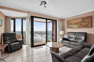 <p><span>Goed onderhouden 2-slaapkamerappartement met een fenomenaal zicht op de jachthaven van Blankenberge. </span></p><p><span>De praktische ingedeelde leefruimte met tijdloze tegelvloer laat u genieten van het ruim salon met aanpalend een zonneterras. </span></p><p><span>Vanop de achtste verdieping kan u genieten van een wijds uitzicht op de jachthaven en de polders. </span></p><p><span>De leefruimte bestaat verder uit een comfortabel ingerichte open keuken met volwaardige eetplaats. </span></p><p><span>In de inkomhal, te bereiken via de glazen deur, bevindt zich het afzonderlijk toilet en de geriefelijke berging. </span></p><p><span>Achteraan treffen we de 2 slaapkamers waarvan 1 is ingericht met talrijke ingemaakte kasten en een 2-persoonsbed. </span></p><p><span>De tweede slaapkamer is ideaal als kinderkamer, bureau of dressing. </span></p><p><span>Vanuit de slaapkamers geniet u momenteel nog van zicht op zee. </span></p><p><span>Badkamer met inloopdouche, praktisch lavabomeubel met dubbele lavabo en aansluiting voor de wasmachine.</span></p><p><span>Fijne troeven zijn de talrijke ramen met hoogrendementsbeglazing, elektrisch te bedienen rolluiken en het gunstig epc. </span></p><p><span>U kan gebruik maken van een privatieve kelderberging. </span></p><p><span>De residentie is roltoegankelijk en is uitgerust met een fietsenstalling en brandtrap. </span></p><p><span> </span></p>