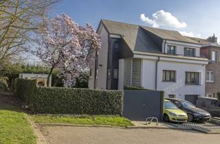 Move-in ready family home with garage, 5 bedrooms, home office/practice space and a beautiful gardenThis spacious property offers a practical layout...