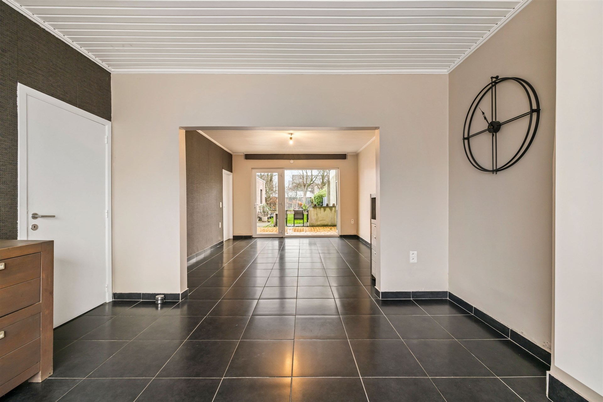 Gezinswoning met 2 slaapkamers, uitgestrekte tuin en garage - foto 4