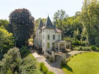 Dans un environnement vert exceptionnel de 2,4 hectares, avec une vue panoramique sur la vallée de la Meuse, se niche ce château de caractère...