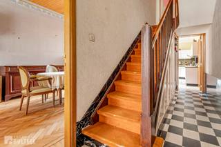 Op wandelafstand van het centrum vindt u deze ruime op te frissen woning. De woning biedt u op het gelijkvloers een inkomhal, een lichtrijke living met houthaard en authentieke parketvloer, een keuken, een grote berging/wasplaats, een kelder en een apart toilet. Op de tussenverdieping is er een kamer die als dressing kan worden ingericht met aansluitend een badkamer met bad, douche en lavabo. Op de eerste verdieping zijn er 2 slaapkamers waarvan 1 met apart toilet. Op de 2de verdieping zijn er nog 2 ruime slaapkamers waarvan 1 met lavabo. Leuke stadstuin met terras en extra berging. Geen renovatieverplichting. De ramen zijn voorzien van dubbele beglazing. Centrale verwarming op aardgas. Op wandelafstand van winkels, scholen en openbaar vervoer. Goede verbinding naar E17. Aarzel niet en ontdek samen met ons deze charmante woning met heel wat potentieel.