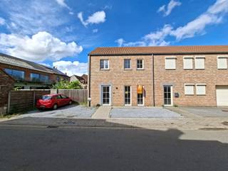 In het hart van Wezemaal bevindt zich deze instapklare halfopen bebouwing die uitblinkt in comfort, ruimte en ligging. De woning is perfect voor wie op zoek is naar een direct bewoonbare thuis met alle moderne voorzieningen binnen handbereik.<br /><br />Op het gelijkvloers kom je binnen in een mooie, open leefruimte die naadloos overgaat in de volledig uitgeruste keuken. Deze open indeling zorgt voor een aangename lichtinval en een gezellige sfeer, ideaal voor zowel rustige avonden als levendige familiemomenten. Aansluitend is er een handige bergruimte, perfect voor het opbergen van voorraad of huishoudtoestellen. Gaan we verder naar de eerste verdieping, vinden we hier drie volwaardige slaapkamers en een volledig ingerichte badkamer terug. Daarnaast is er ook een bergzolder aanwezig, wat zorgt voor extra opslagmogelijkheden.<br /><br />De buitenruimte is een absolute meerwaarde: de tuin is volledig omheind en biedt volop privacy en veiligheid. Achteraan is er een praktische tuinberging en rondom de woning zijn er maar liefst twee autostaanplaatsen voorzien. <br /><br />Kortom, een gezellige woning met tuin, dichtbij het centrum van Wezemaal. Ze is beschikbaar vanaf 1 juli en heeft geen vaste kost.<br /><br />Interesse in deze woning ? Contacteer Ben via 0468 58 04 09 of via ben@sophimo.be!