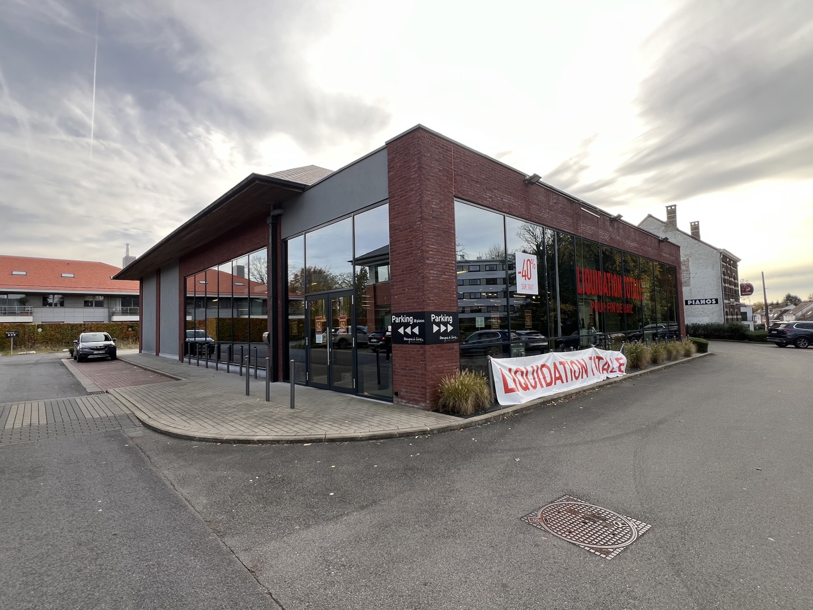 Commercial for rent in Waterloo - photo 3