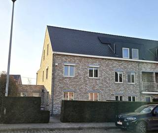 Bent u op zoek naar een ruime gezinswoning te centrum Heist met station, winkels en scholen op wandelafstand. Lees dan zeker verder. Deze woning op 324m² is zeer centraal gelegen, is instapklaar en heeft een bereikbaarheid via de Donatusstraat achteraan het perceel.<br /><br />Het gelijkvloers biedt een inkomhal met toilet, woonkamer, keuken voorzien van alle toestellen en met directe toegang naar de tuin. Praktische berging en dubbele garage aansluitend aan de keuken.<br />Het 1ste verdiep heeft een nachthal, 3 slaapkamers waarvan de grootste voorzien van een aparte dressing ruimte. Badkamer met ligbad, douche en lavabomeubel. Aparte toiletruimte.<br />Het 2de verdiep geeft uit op een zeer ruime slaapkamer die kan heringedeeld worden als 2 slaapkamers.<br />Kleine zolder bereikbaar via valluik.<br />Kruipruimte aanwezig onder de volledige woning.<br /><br />Gezellige tuin met overdekt terras. Volledig omheind en bereikbaar via wegenis achteraan (Donatusstraat).<br /><br />Troeven:<br />- De woning biedt veel ruimte (249m² incl garage)<br />- 4 tot 5 slaapkamers<br />- Gunstige EPC score C met waarde 205, vijf punten boven score B. Na plaatsing van zonnepanelen score B.<br />- Elektriciteit conform gekeurd<br />- Centrale verwarming aardgas, PVC ramen dubbel glas, 14cm dakisolatie<br /><br />Contacteer Dupont Vastgoed voor een bezoek ter plaatse op 015 15 15 15 