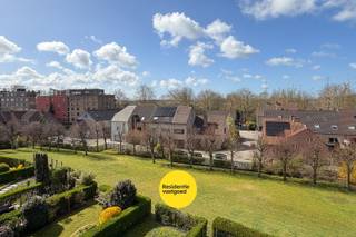 Dit zeer ruim appartement op de derde verdieping is gelegen in de gegeerde wijk Kristus Koning, nabij het Graaf Visartpark. Met een...