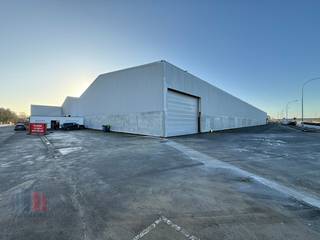 Riant bedrijfsgebouw van +-15.000 m² met magazijnruimte en kantoren te huur op uitstekende locatie op amper 800m van de Steenweg Deinze...
