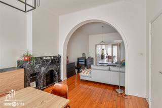 In de Guido Gezellelaan vindt u deze centraal gelegen herenwoning met mooie art-deco elementen. Met 4 ruime slaapkamers (±20 m²) en veel leefruimte...