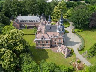 Cet appartement-château luxueux, spacieux (182m²) et économe en énergie (étiquette A) avec 2 chambres et un magnifique jardin avec étang est situé dans un domaine de parc exceptionnel de 4 hectares, "Château de Kapellen". Bien que proche du centre avec toutes les commodités, vous vivez dans un parc avec un cadre exceptionnel avec un château en arrière-plan. Le domaine possède un arboretum exceptionnel et classé. Réservez votre rendez-vous et venez découvrir cette perle exceptionnelle.<br /><br />Disposition de l'appartement :<br />Par l'allée imposante du domaine, nous arrivons à l'arrière, via un portail automatique, jusqu'au parking du bâtiment et de l'appartement. Vous pouvez choisir d'entrer dans l'appartement par le hall d'entrée commun ou par l'entrée latérale de la cuisine, pratique lorsque vous arrivez avec des courses. Depuis le spacieux salon (environ 90m²), vous avez une belle vue et un accès au jardin privé avec étang. Au bord de l'étang, vous pourrez profiter du ponton. La cuisine est entièrement équipée de tout le luxe que vous attendez. Depuis la cuisine, vous pouvez accéder à la cave spacieuse, où se trouvent également les raccordements pour le lave-linge/sèche-linge. La suite parentale est équipée de dressings et se trouve en face de la salle de bains principale. Celle-ci est équipée d'une baignoire îlot, d'une douche et d'un double lavabo en marbre. L'autre chambre a une douche privée et un lavabo. Enfin, il y a aussi des toilettes pour les invités.<br />Détails :<br />- Vivre dans un domaine de parc unique<br />- Matériaux de qualité<br />- Étiquette A<br />- Mobilité<br /><br />Vg - Wp - Gmo - Gvkr – Gvv<br />PEB : étiquette A (99 kWh/m²)