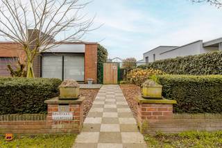 In een rustige woonwijk, op enkele minuten van winkels, openbaar vervoer mogelijkheden en het bruisende centrum van Evergem. Deze buurt biedt tal...