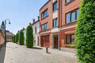 <p><span>In een rustige, residentiële straat in Vilvoorde bevindt zich dit knus appartement op de eerste verdieping van een kleinschalig gebouw. De ligging is bijzonder centraal, met winkels, scholen, openbaar vervoer en belangrijke invalswegen in de directe omgeving. Het appartement bestaat uit een inkomhal, een kleine leefruimte, één slaapkamer, een eenvoudige keuken maar functioneel ingericht die aansluit op een gezellig terras en de badkamer met douche en toilet. </span></p><p><span>Bovendien beschik je over een privatieve kelder, inbegrepen in de huurprijs. </span></p><p><span>Gemeenschappelijke lasten : 25€/maand (onderhoud en elektriciteit gemeenschappelijke delen)</span></p><p><span>Beschikbaar vanaf 01/09/2026.</span></p><p><span> </span></p>