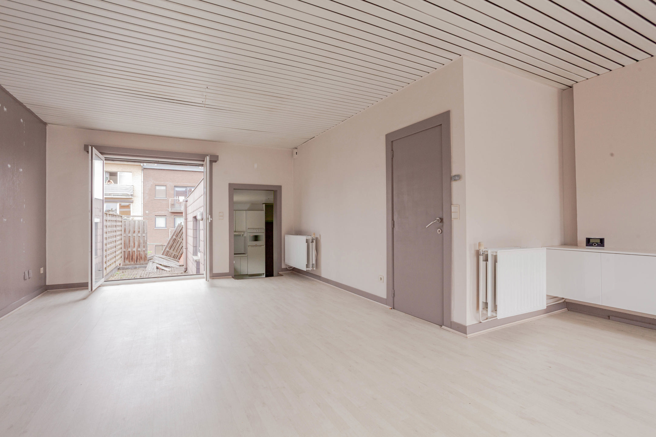 Ruim appartement met terras + handelsruimte met buitenruimte - foto 2